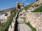 По каменной дорожке вдоль остатка древней стены поднялись на склон Крепостной горы к башне...