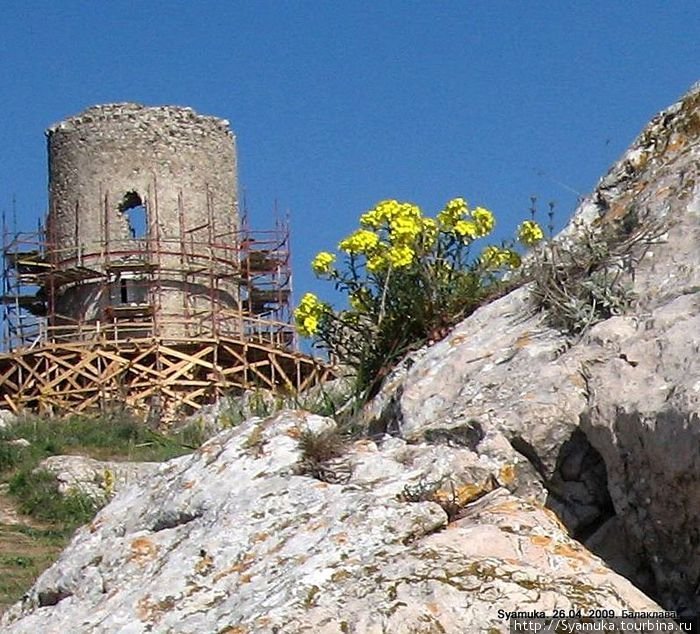 Донжон — это самая высокая (до 15 метров) и самая большая башня крепости Чембало. Балаклава, Россия