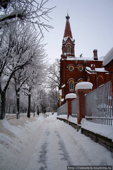 Лютеранская церковь очень романтично смотрится на берегу прудов морозным зимним днем. Пушкин, Россия