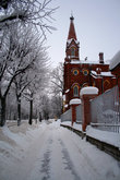 Лютеранская церковь очень романтично смотрится на берегу прудов морозным зимним днем.