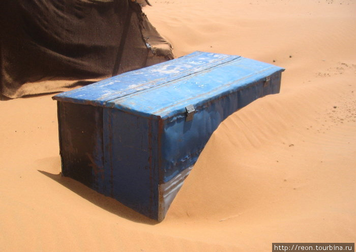 Все, что на улице, оказывается быстро занесено песком Область Мекнес-Тафилалет, Марокко