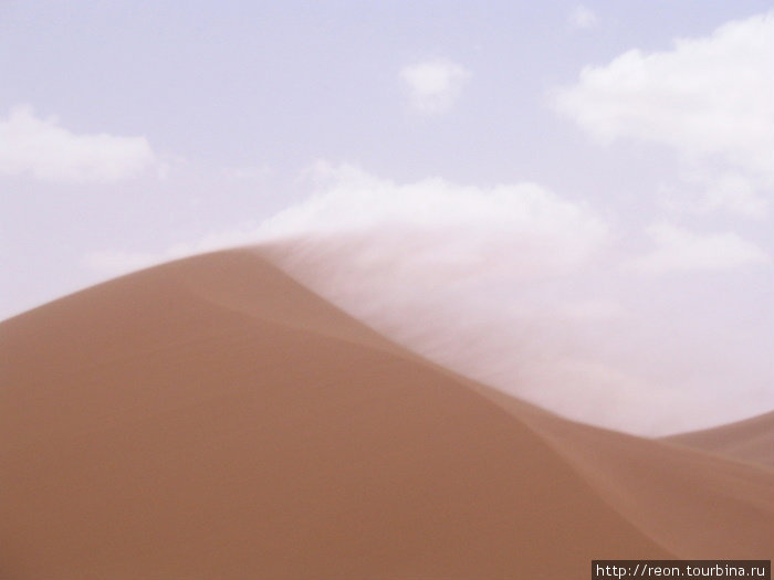 Как только поднимается ветер, с краев дюн тянется шлейф песка Область Мекнес-Тафилалет, Марокко