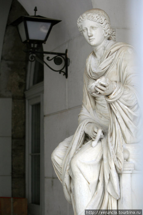 Статуя в галерее. Пушкин, Россия