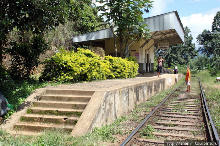 Железнодорожная платформа — по пути к Элла Рок приходится идти по шпалам Элла, Шри-Ланка