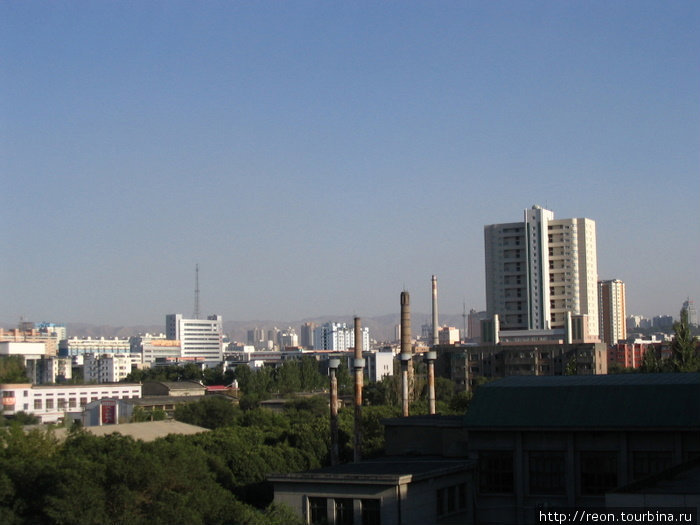 В центре города среди новеньких зданий инородными телами смотрятся дымовые трубы Урумчи, Китай