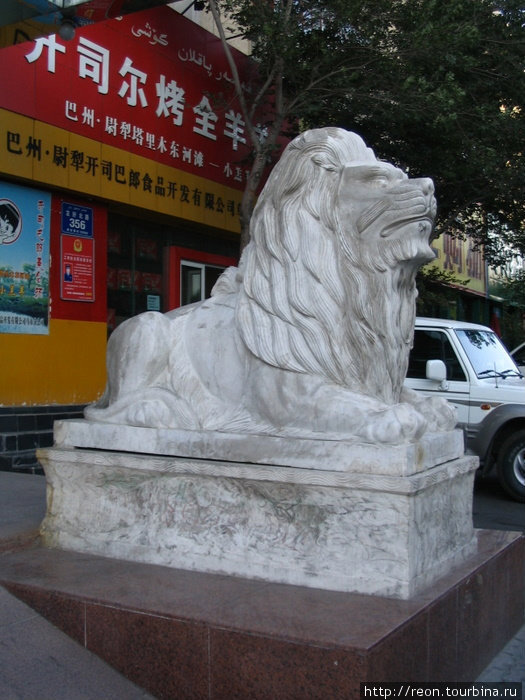 Львов китайцы очень любят. Их скульптуры — каменные, бронзовые, позолоченные — очень часто украшают вход в здание. Урумчи, Китай