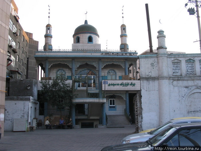 Мечеть. Все-таки мы в Синьцзяне — главном оплоте мусульманства в Поднебесной. Урумчи, Китай