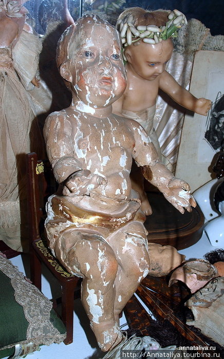 Самая старинная кукла, которая здесь представлена — это деревянная кукла конце 17 века. Сделана она в виде младенца, как считается, ее прообразом был сам младенец Иисус. Но, к сожалению, время не пощадило ее. Все-таки более трех веков прошло. Москва, Россия