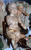 Самая старинная кукла, которая здесь представлена — это деревянная кукла конце 17 века. Сделана она в виде младенца, как считается, ее прообразом был сам младенец Иисус. Но, к сожалению, время не пощадило ее. Все-таки более трех веков прошло.