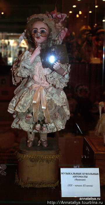 Позже кукол стали делать музыкальными механическими. Особенно круто считалось, если кукла могла издавать звуки, двигать руками и ногами. Москва, Россия