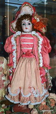 В 19-20 веках стало модно представлять кукол, как настоящих барышень, а потому их наряжали в точно такие же наряды, которые тогда носили девушки и женщины. Вот, к примеру, Модная дама конца 19 века.