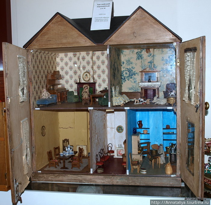 А один из самых первых кукольных домиков появился в Англии в 1850 году. Вот так он выглядел. Москва, Россия