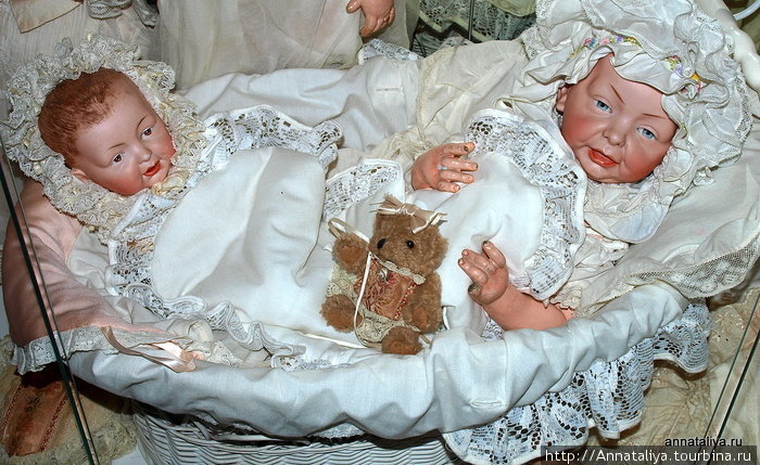 Но вернемся к куклам. На мой взгляд, самые интересные в коллекции — это характерные куклы. То есть, те, у которых на лицах показаны эмоции. Вот, например, эти младенцы. Такое впечатление, что они почти настоящие. Москва, Россия