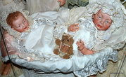 Но вернемся к куклам. На мой взгляд, самые интересные в коллекции — это характерные куклы. То есть, те, у которых на лицах показаны эмоции. Вот, например, эти младенцы. Такое впечатление, что они почти настоящие.