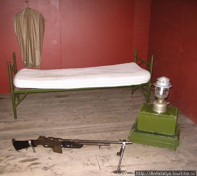 Там же открыт музейчик с личными вещами повстанцев-революционеров: всякими касками, пулеметами, фляжками и полевой кроватью… Куба