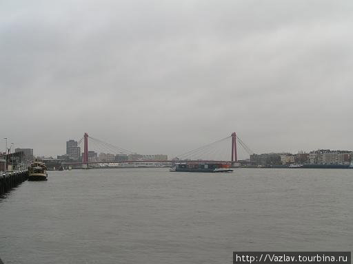 Два вида переправы: мост и баржа Роттердам, Нидерланды