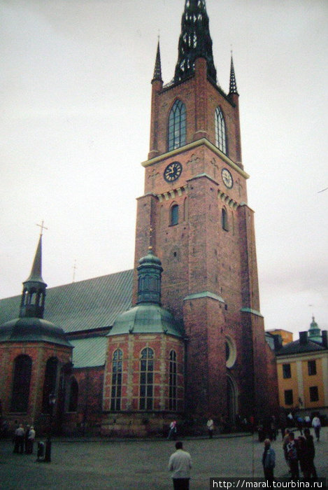 Церковь Риддархольмсчуркан, построенная в XIII в., является усыпальницей многих шведских королей. Стокгольм, Швеция