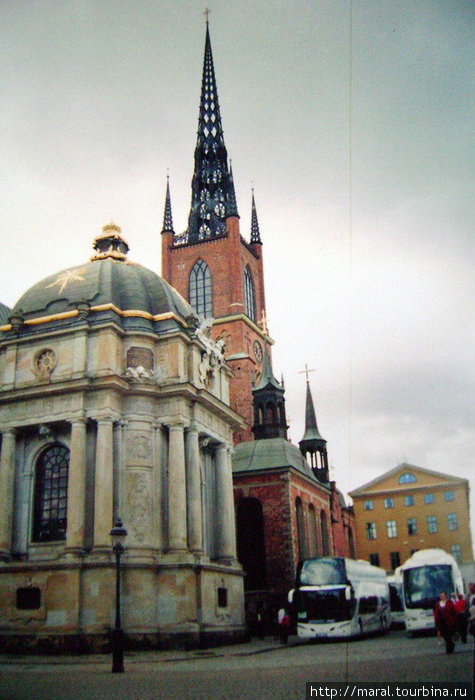 Возле церкви Риддархольмчуркан остановились сразу три комфортабельных автобуса с российскими туристами. Стокгольм, Швеция