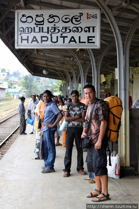 На платформе в ожидании поезда Шри-Ланка