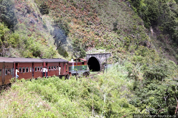 Поезд въезжает в туннель. Шри-Ланка