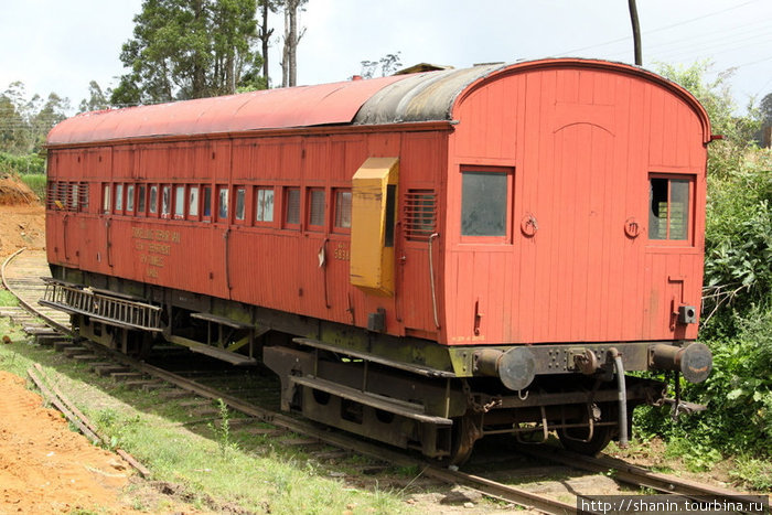 Ремонтный вагон на запасных путях Шри-Ланка