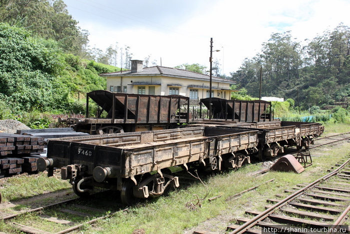 Железнодорожные грузовые платформы на запасном пути Шри-Ланка
