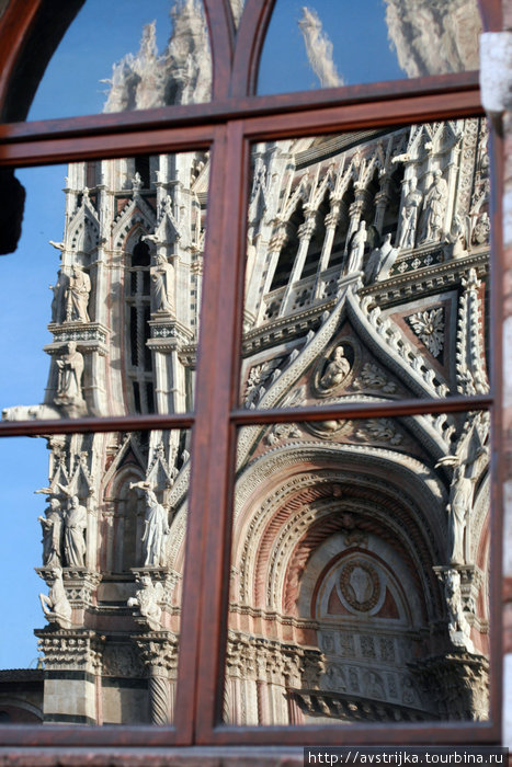 отражение сиенского Дуомо в окне Сиена, Италия