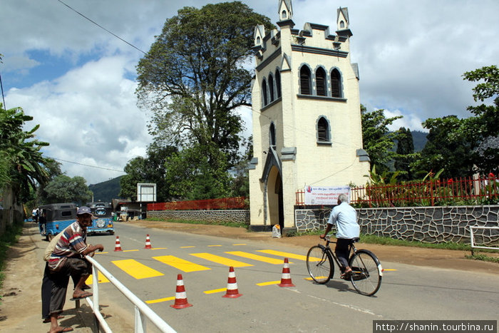У ограды англиканской церкви Бадулла, Шри-Ланка