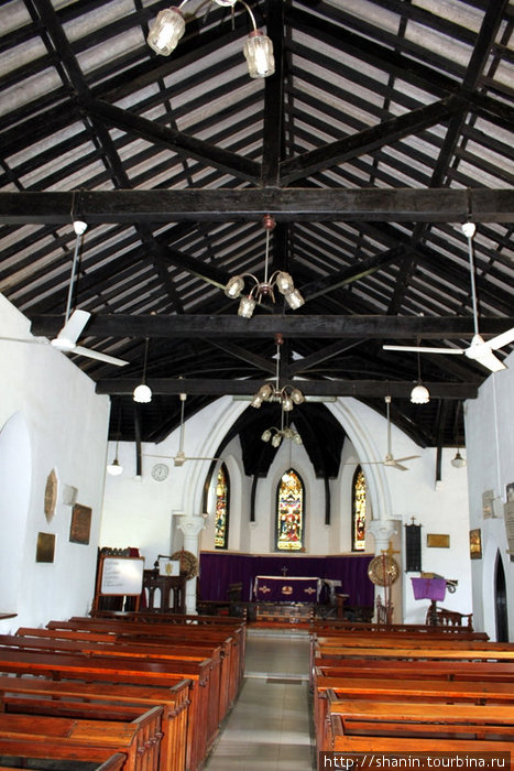 В англиканской церкви Бадулла, Шри-Ланка