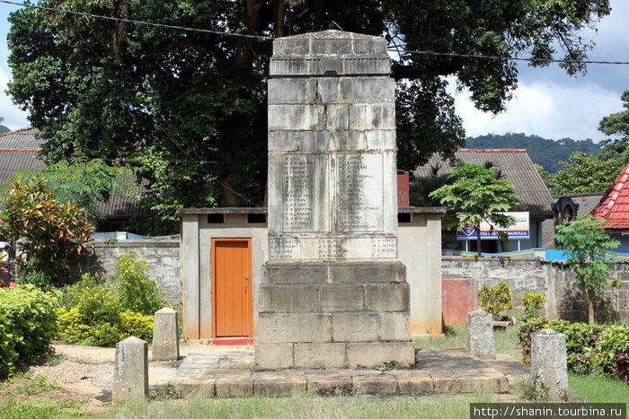 Памятник героям Великой войны — Первой мировой войны (позднее на памятник добавили упоминание и о второй мировой войне). Бадулла, Шри-Ланка