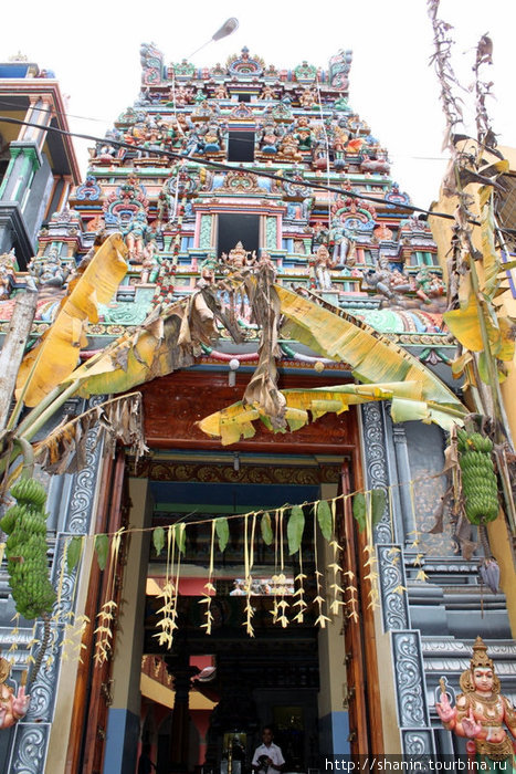 Вход в индуистский храм Бадулла, Шри-Ланка