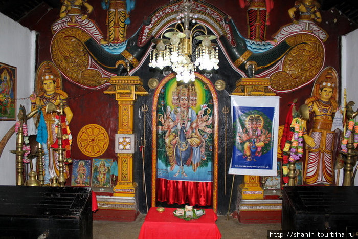 Алтарь в индуистском храме Бадулла, Шри-Ланка