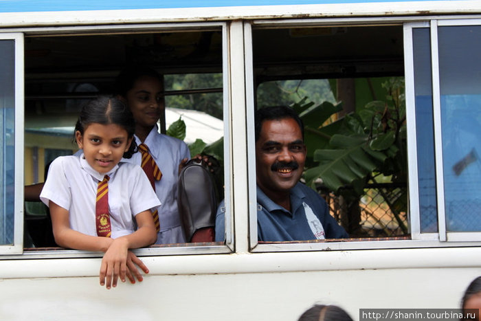 В автобусе дети с родителями Бадулла, Шри-Ланка
