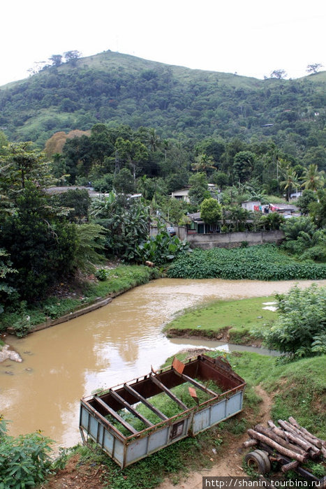 Река в Бадулле небольшая и грязная Бадулла, Шри-Ланка