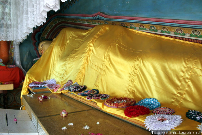 Лежащий Будда — одна из канонических поз, но одеяло чисто шри-ланкийское Бадулла, Шри-Ланка