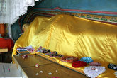Лежащий Будда — одна из канонических поз, но одеяло чисто шри-ланкийское