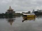 Река в городе Кучинг