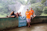 Участники кругосветки Мир без виз у водопада Духинда