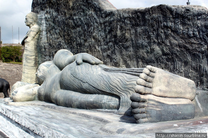 Лежащий и стоящий Будды. Очевидное подражание образцам в Полоннаруве Ампара, Шри-Ланка