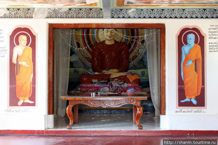 Будда в нише Ампара, Шри-Ланка