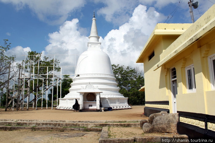 Белая ступа и угол дома Ампара, Шри-Ланка