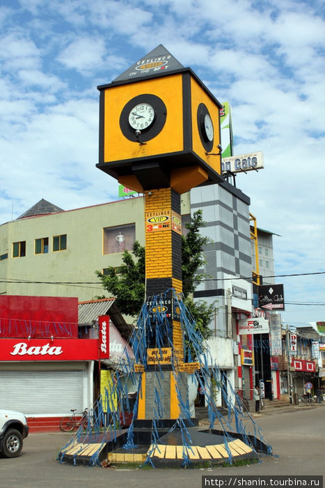 Башня с часами на центральной площади Негомбо Негомбо, Шри-Ланка