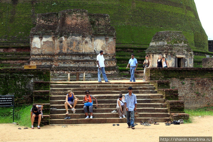 Туристы на ступенях дагобы Полоннарува, Шри-Ланка
