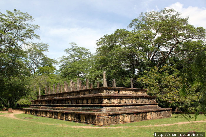 Основание большого храма. Крыша была деревянной, потому и не сохранилась. Полоннарува, Шри-Ланка
