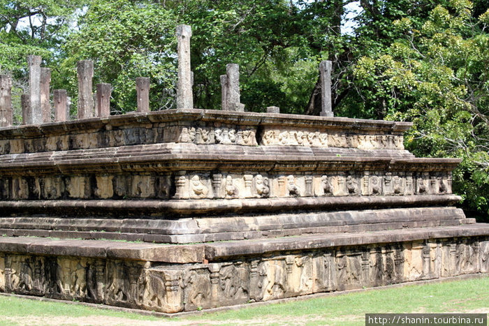 Фундамент украшен резьбой по камню Полоннарува, Шри-Ланка