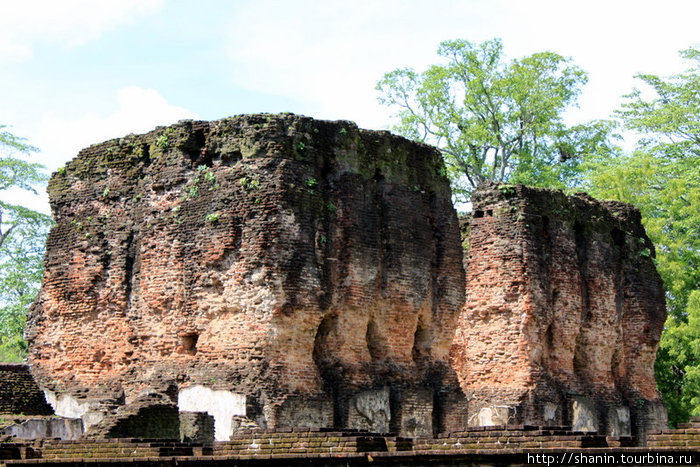 Стена дворца — вернее то, что от нее осталось Полоннарува, Шри-Ланка