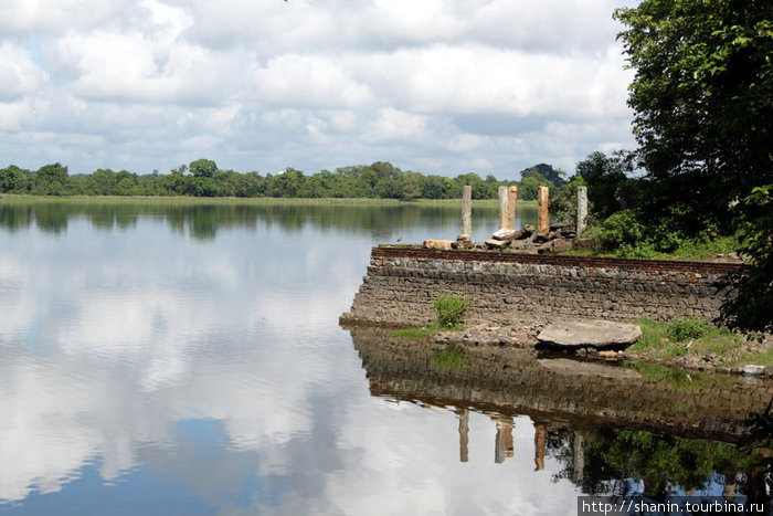 Руины на берегу водохранилища Полоннарува, Шри-Ланка