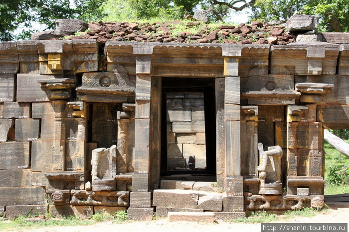 Шива-девале — индуистский храм, посвященный богу Шиве Полоннарува, Шри-Ланка
