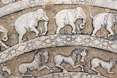 Фрагмент лунного камня: священные животные — лошади и слоны