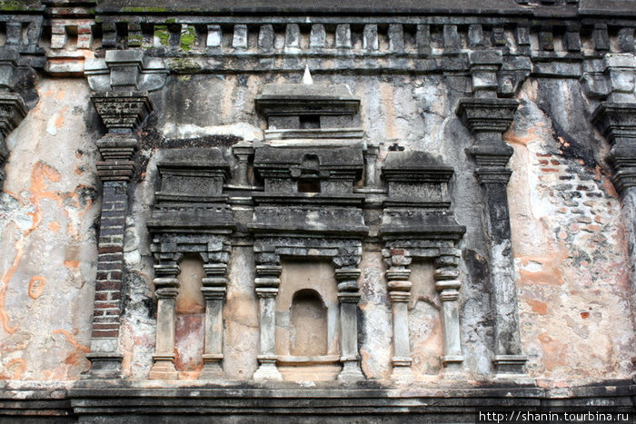 Дворец на стене храма. Так выглядели царские дворцы, которые строились из дерева. От них ничего не сохранилось, кроме подобных каменных изображений. Полоннарува, Шри-Ланка